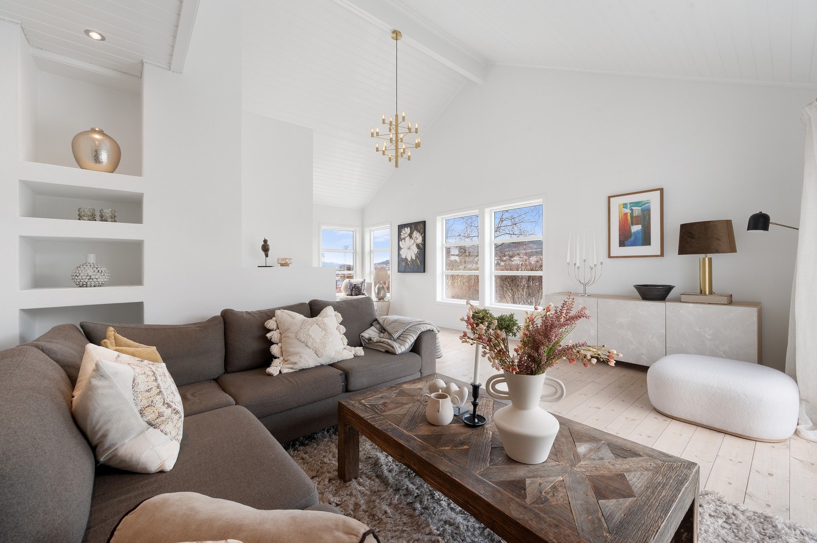 Delikat stue med god plass til hyggelig sofagruppe. Galleribilde