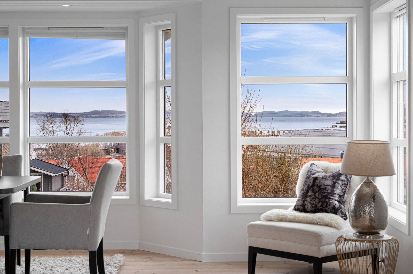 Vinduene slipper inn rikelig med naturlig dagslys. Galleribilde