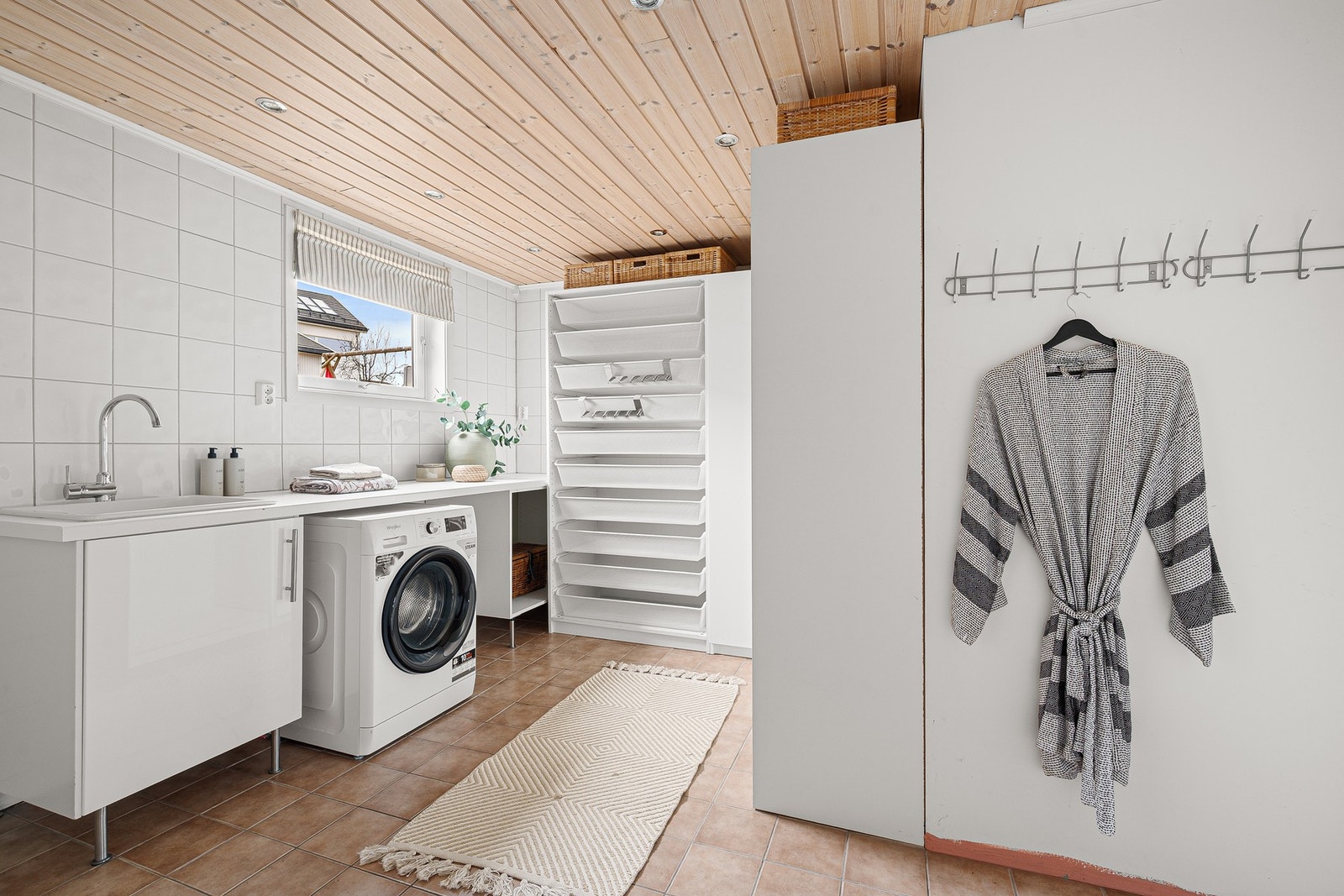 Praktisk vaskerom med opplegg for vaskemaskin. Galleribilde