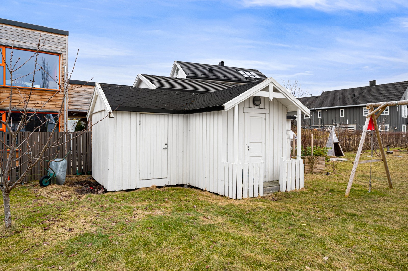 Utvendig bod som er praktisk for lagring av hageutstyr. Galleribilde