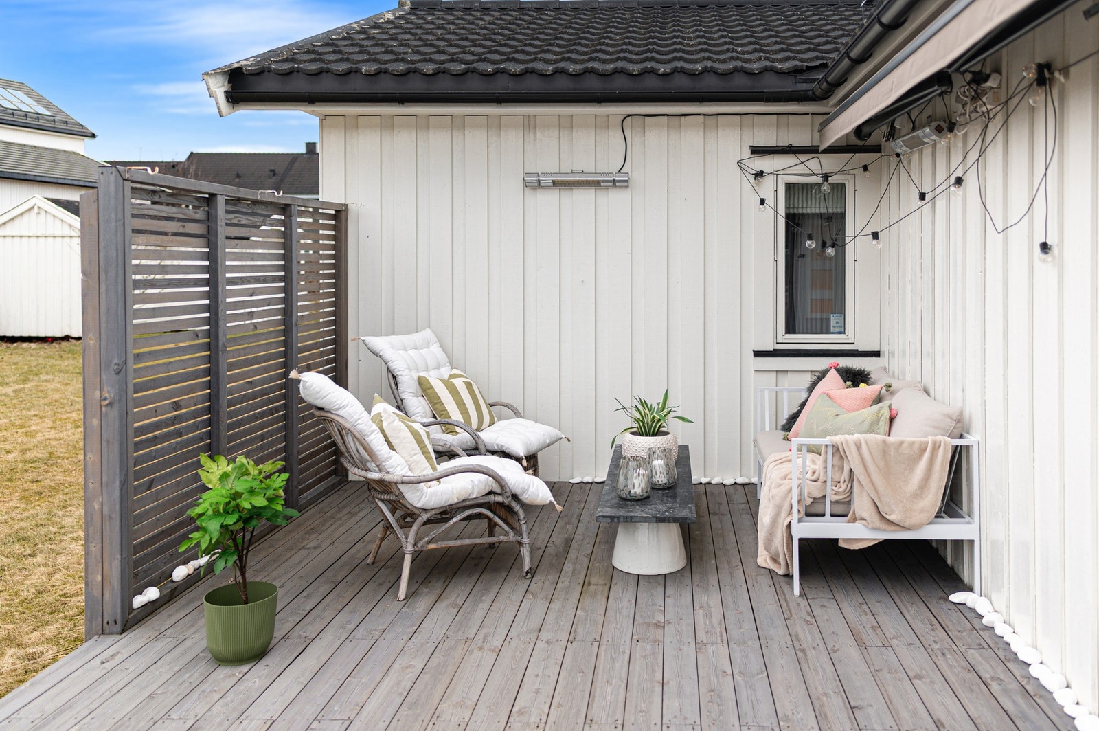 Terassen har god plass til flere hyggelige sittegrupper. Galleribilde