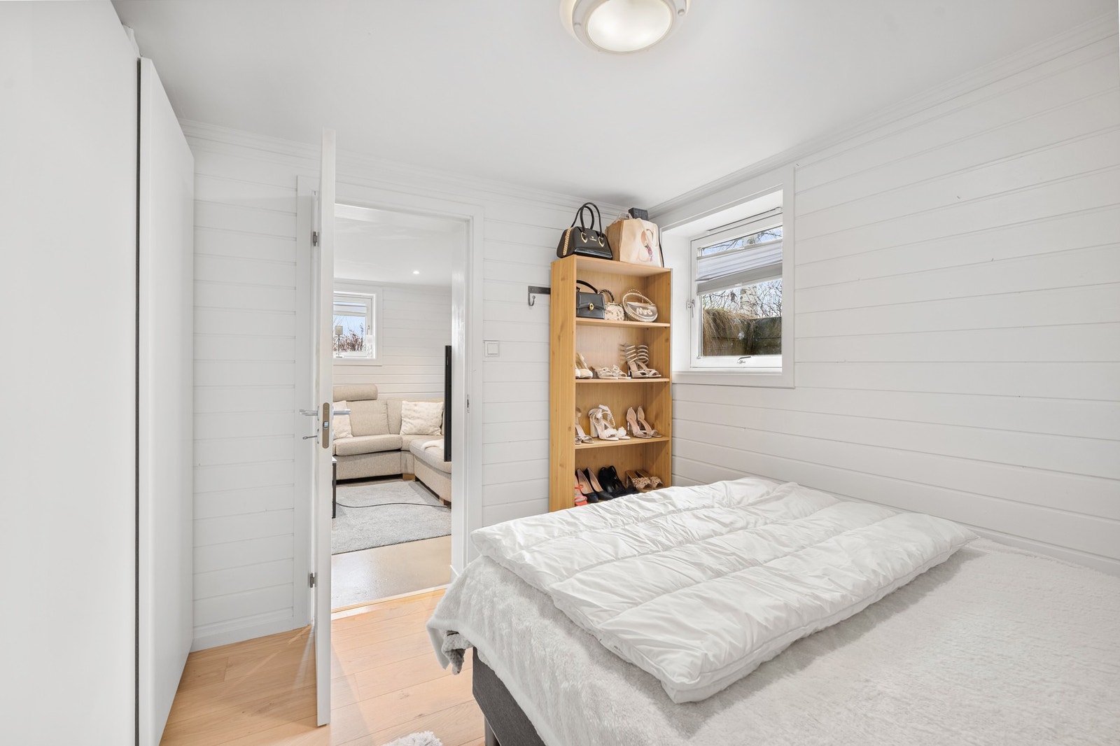 Her er det god plass til seng og garderobeskap. Galleribilde