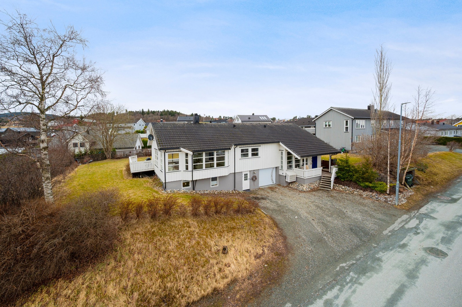 Eneboligen ligger flott til på Ranheim med innholdsrike oppholdsrom, stort hageområde og integrert garasje. Galleribilde