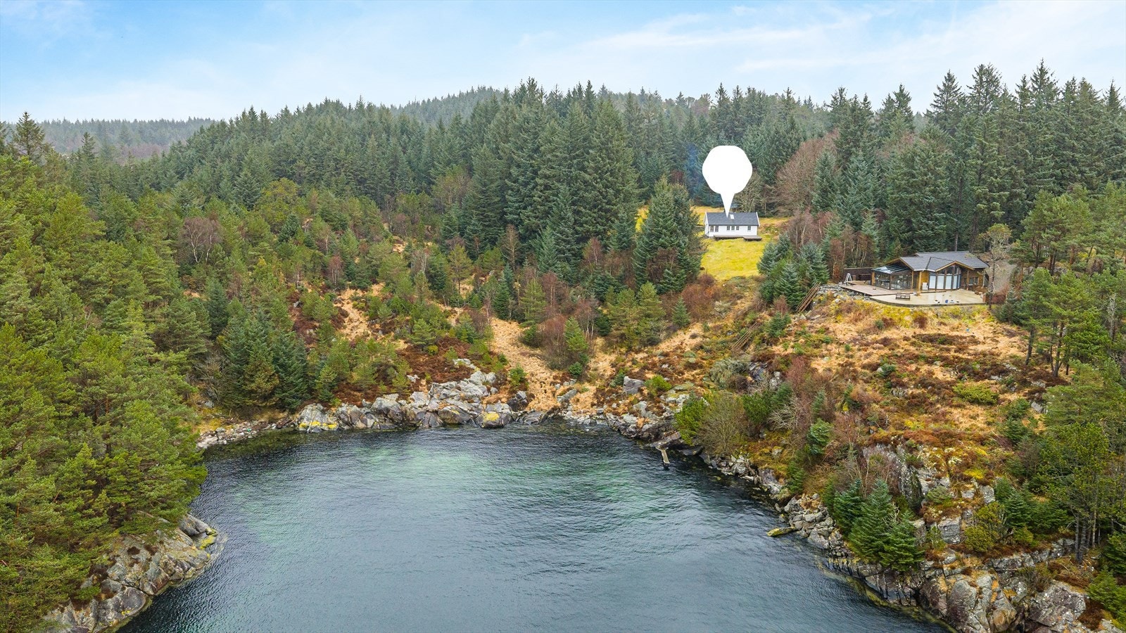 Fritidsboligen ligger fritt og attraktivt til i naturskjønne omgivelser i Røyksund med nærhet til både turområder, sjø og variert friluftsliv Galleribilde
