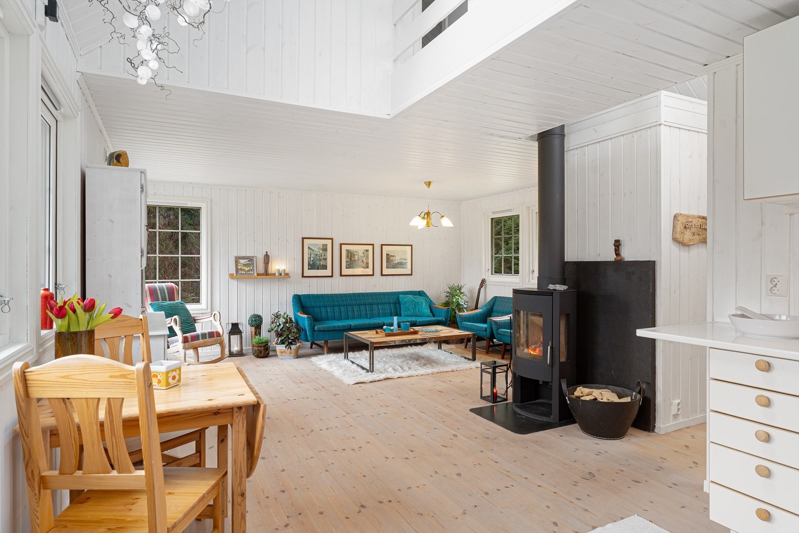 Det er montert vedovn som gir deilig varme på årets kaldeste dager Galleribilde