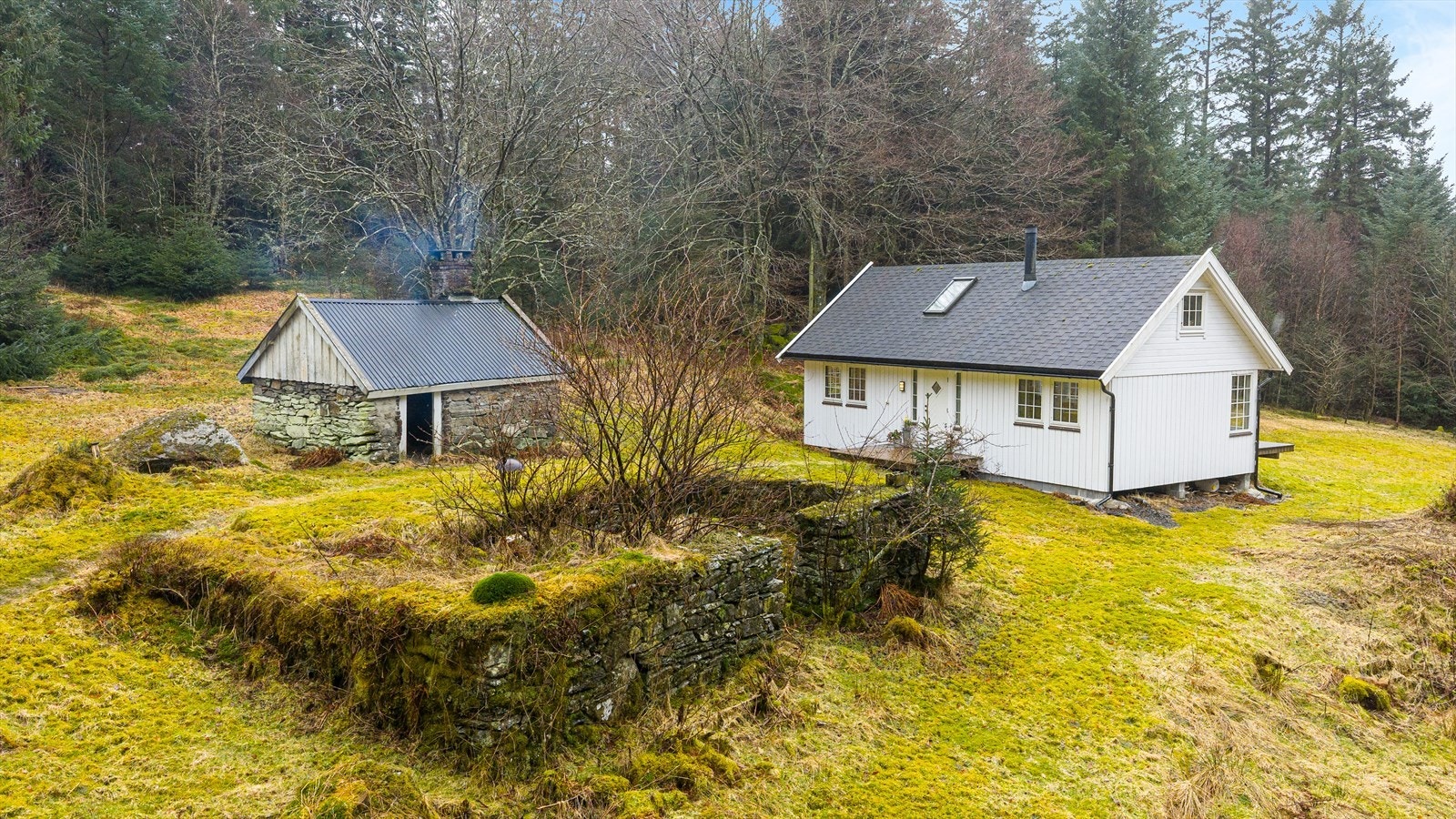 Gamle Tuastadvegen 90 er en sjelden mulighet for deg som ønsker privatliv og en romslig fritidseiendom i naturskjønne omgivelser Galleribilde