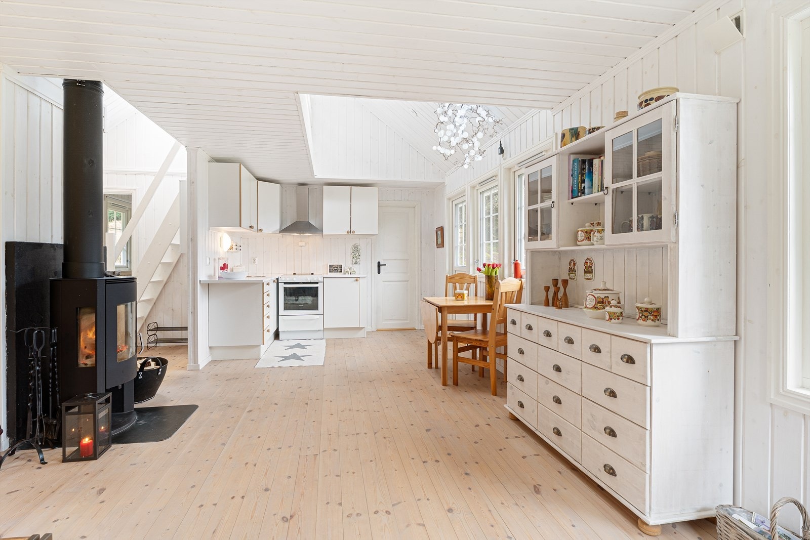 Fritidsboligen er gjennomgående holdt i lyse og lette fargevalg på overflatene Galleribilde