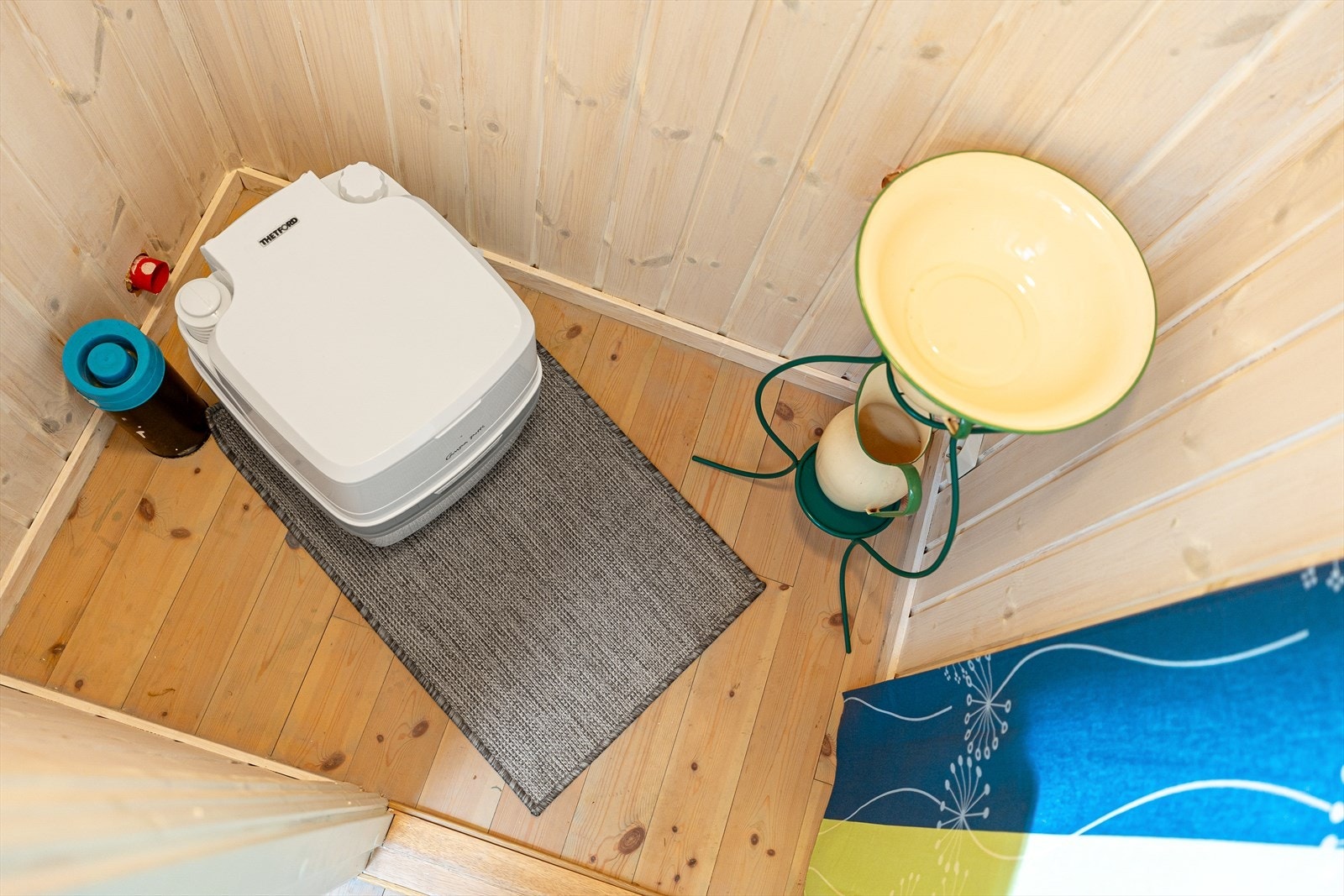 Toalettrommet har furugulv og panel på vegger og i himling - rommet er klargjort for toalett/vannklosett, men er per i dag utstyrt med et portabelt toalett Galleribilde