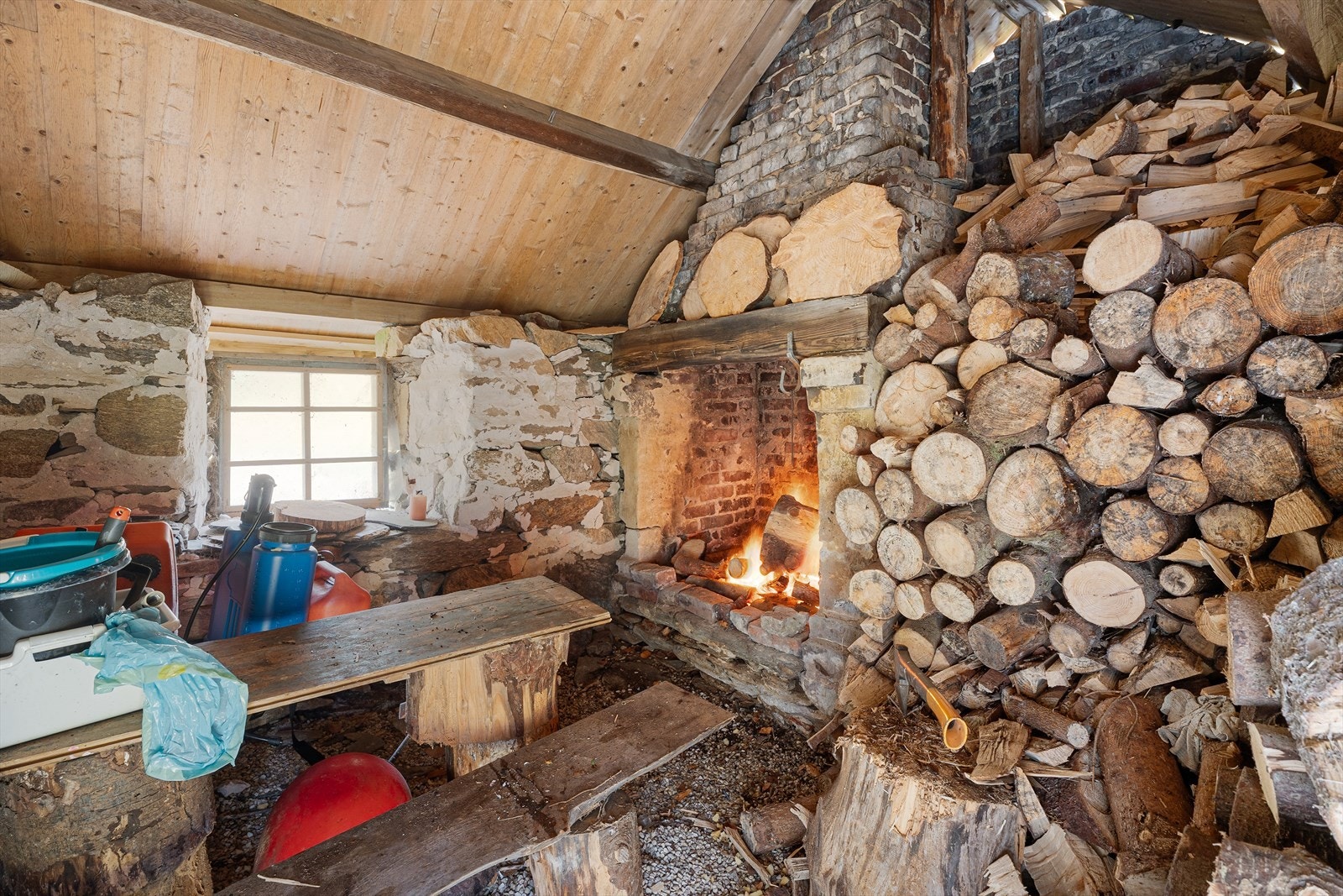 I eldhuset er det en åpen peis/gruve som skaper god stemning på sene sommerkvelder Galleribilde
