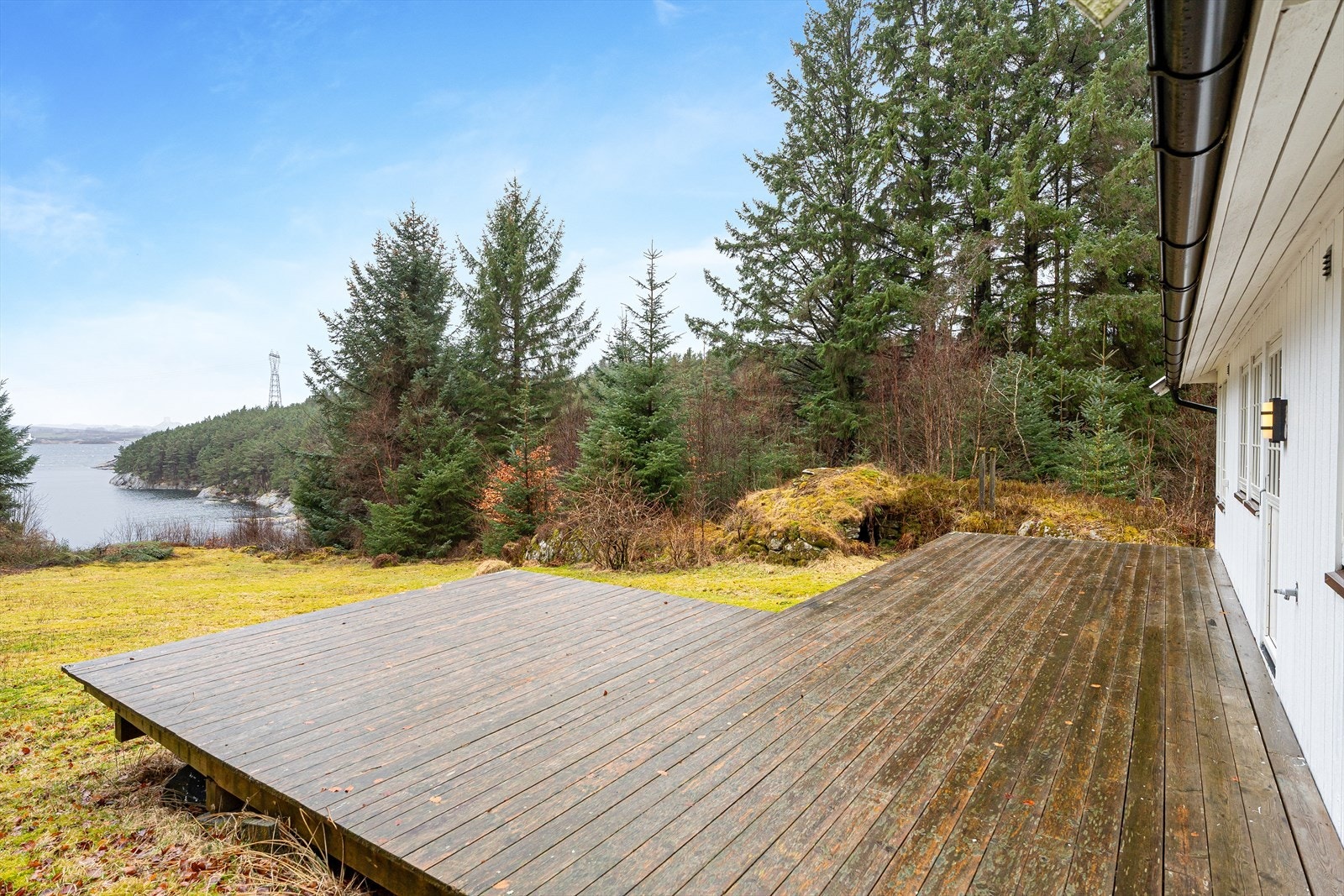 Fritidsboligen har en stor og usjenert terrasse med gode solforhold og nydelig sjøutsikt (terrassen er ikke omsøkt/godkjent) Galleribilde