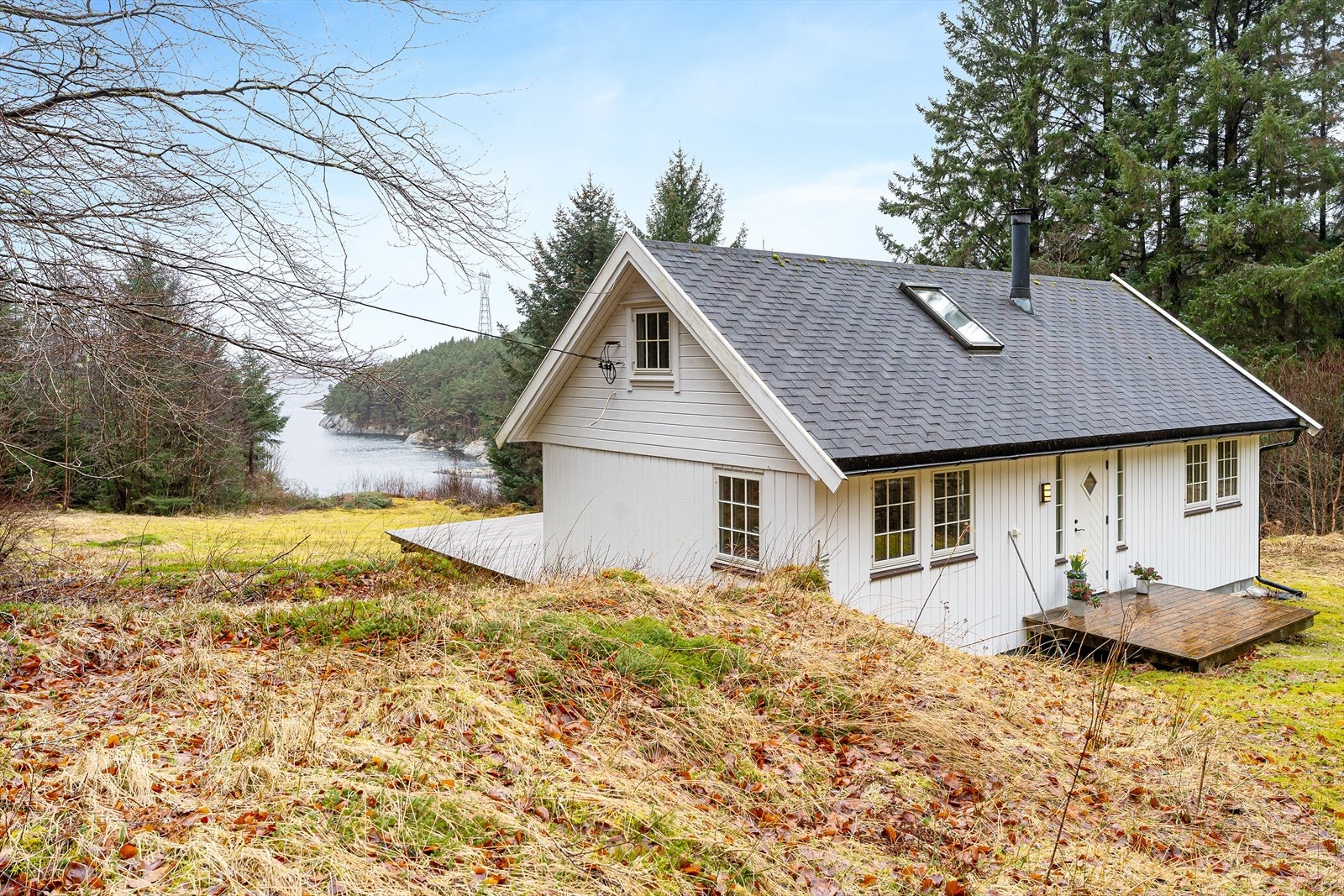 Her får du en flott fritidsbolig fra 2013 med 195 daa tomt og lang strandlinje Galleribilde