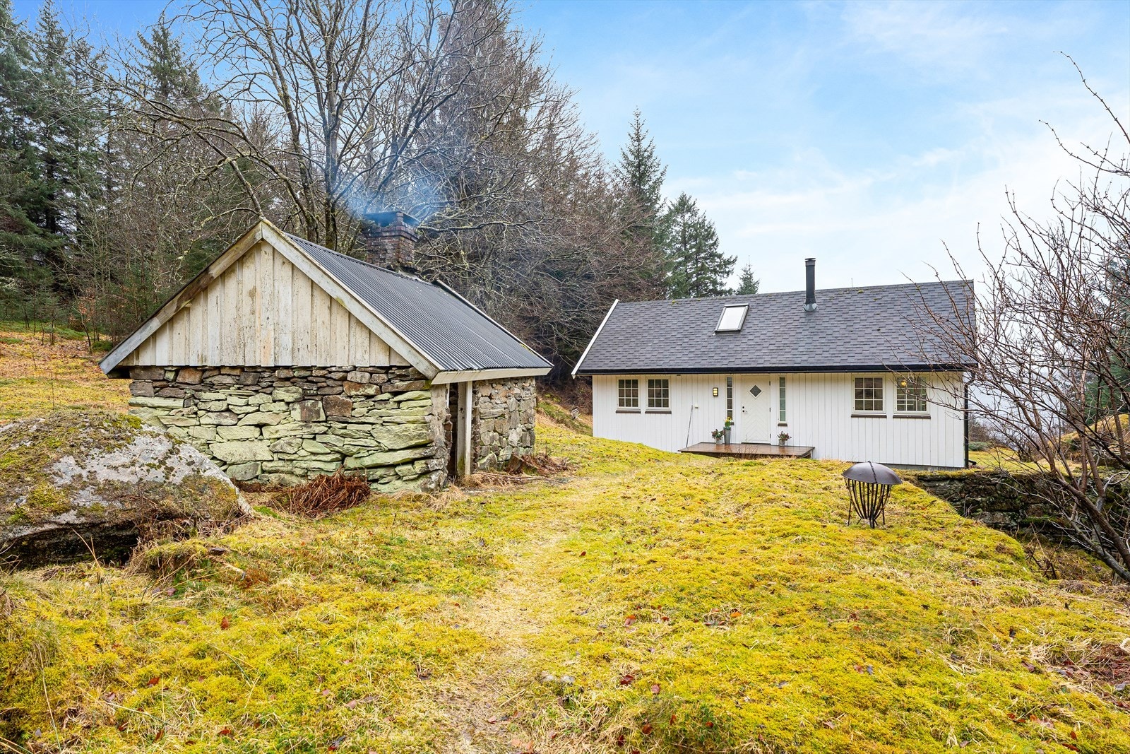 Det er også oppført et eldre eldhus på eiendommen Galleribilde