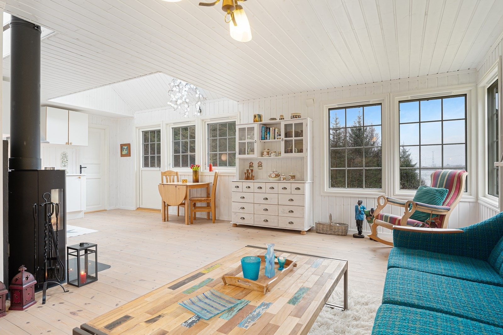 Fritidsboligen kan by på en lys stue med åpen løsning mot kjøkkenet - et sosialt og hyggelig rom å oppholde seg i Galleribilde