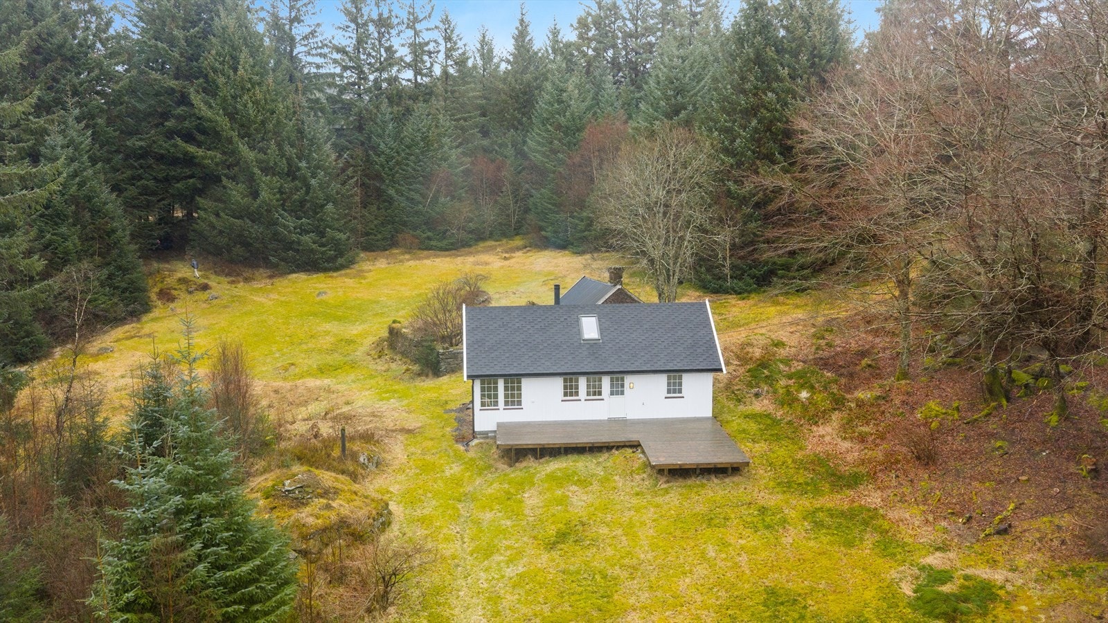 Eiendommen har et idyllisk og helt privat tun med masse boltreplass for hele familien Galleribilde