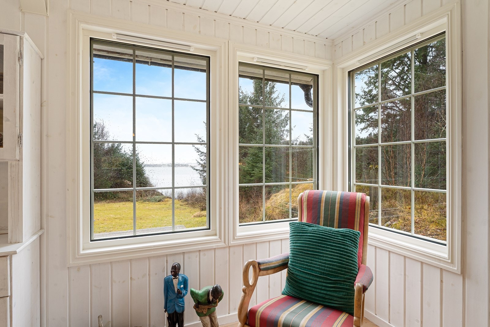 Fra stuen har du fri utsikt mot sjøen! Galleribilde