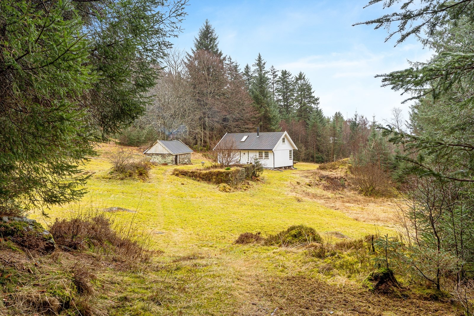 Den usjenerte eiendommen byr på optimale solforhold og nydelig utsikt, og legger perfekt til rette for både rekreasjon og lek året rundt Galleribilde