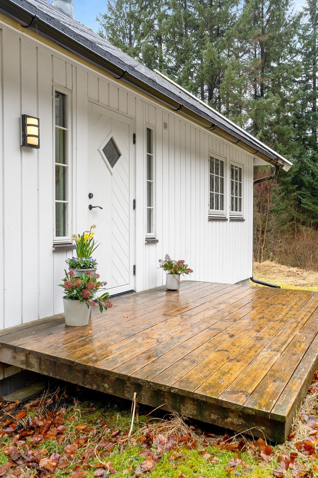 Fritidsboligen har et pent inngangsparti med platting i tre Galleribilde