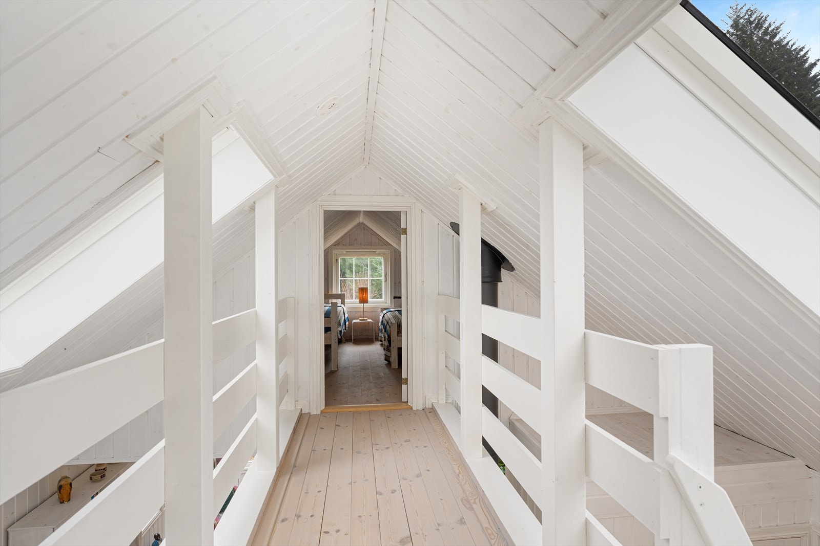 På hemsen finner du gangbro og to soverom - det presiseres at hemsen ikke har målbart areal pga. lav takhøyde Galleribilde