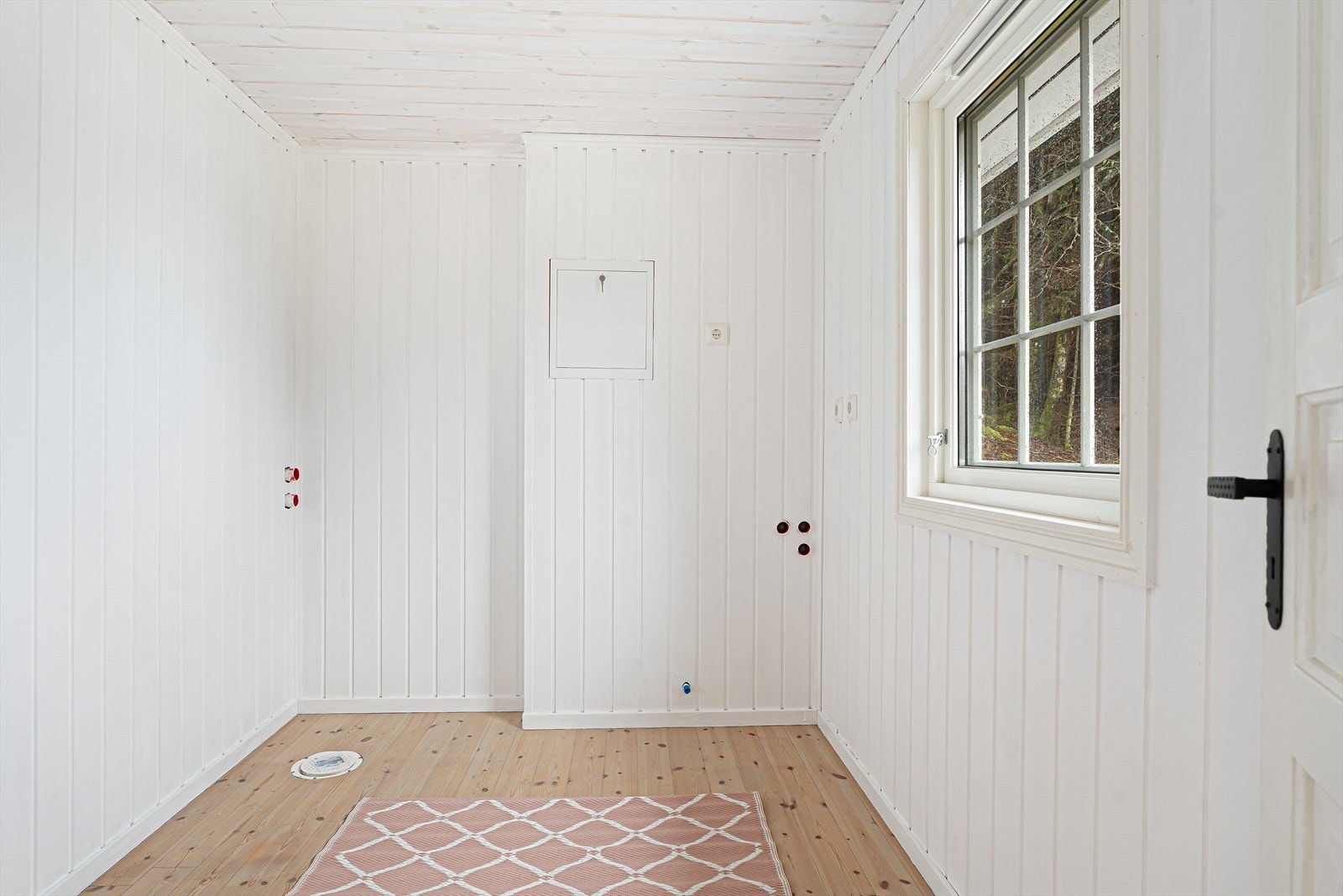 Fritidsboligen har også et rom som er tiltenkt et fremtidig bad - rommet er klargjort med vanninstallasjoner og sluk i gulvet, men har imidlertid ikke innlagt vann per i dag Galleribilde