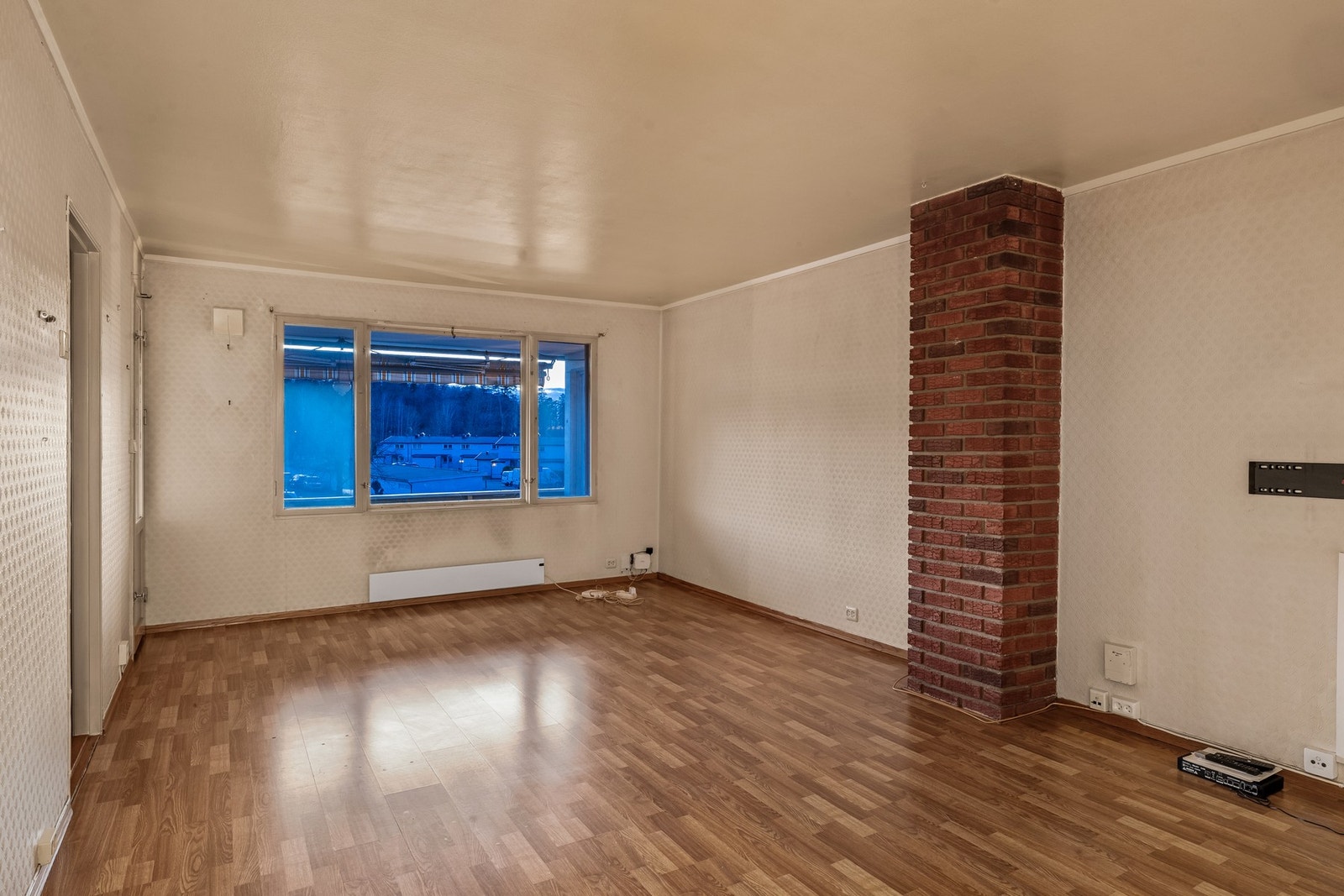 Det første du legger merke til når du kommer inn i stuen, er de store vinduene med utsikt mot fjorden Galleribilde