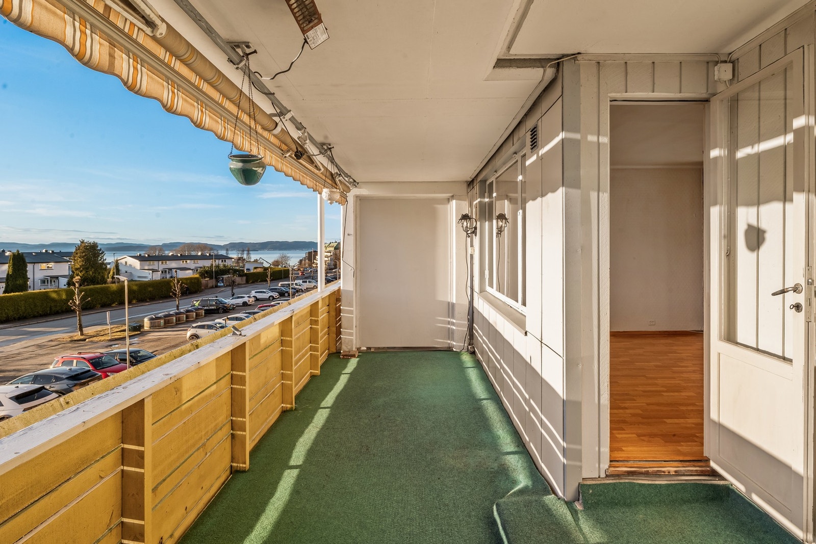 Med vestvendte vindusflater blir det raskt varmt på solrike dager, derfor er det montert en markise som gir god skjerming mot den stekende sommersolen Galleribilde