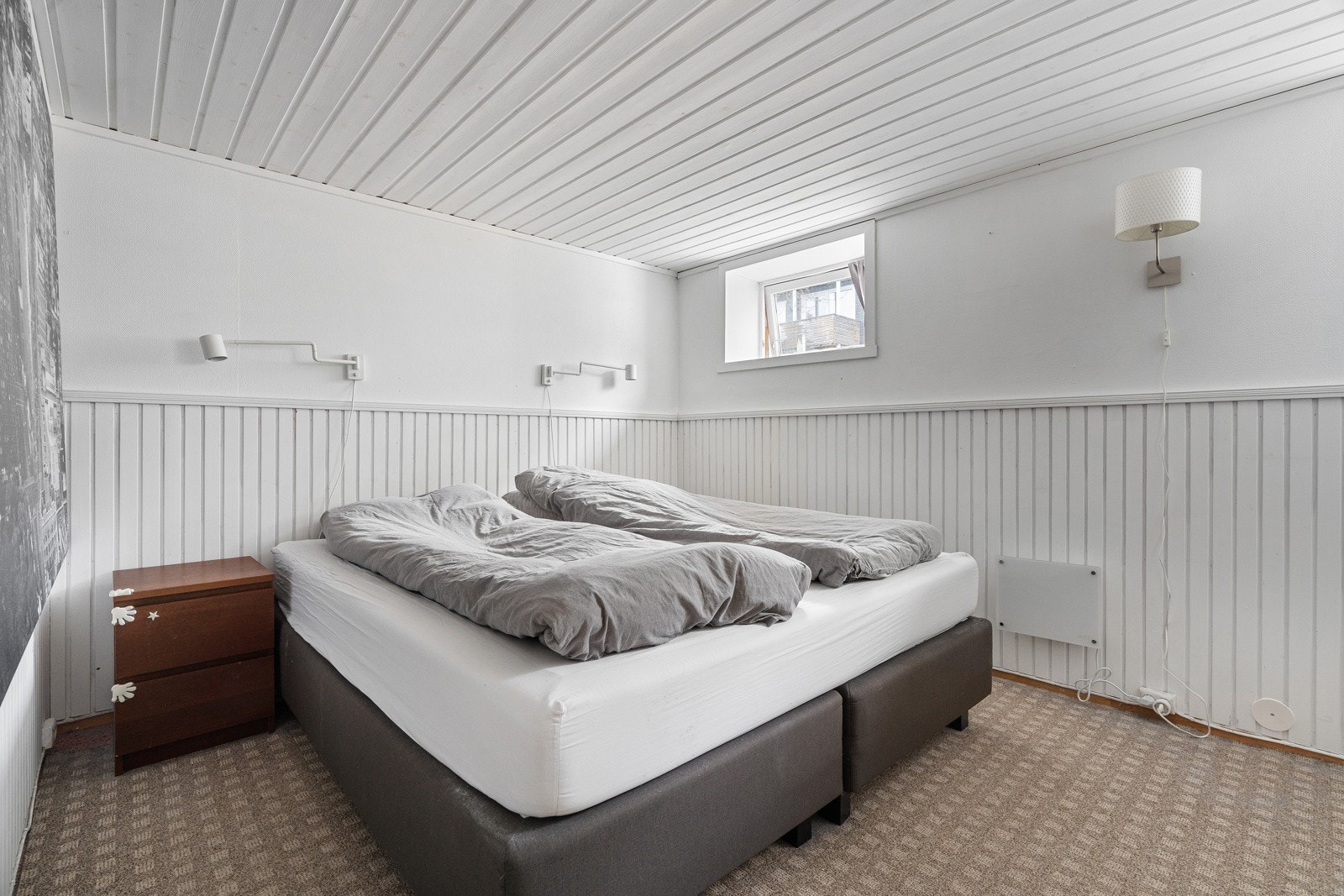 Rom i kjeller benyttes som soverom av selger, men  er ikke godkjent som rom for varig opphold.