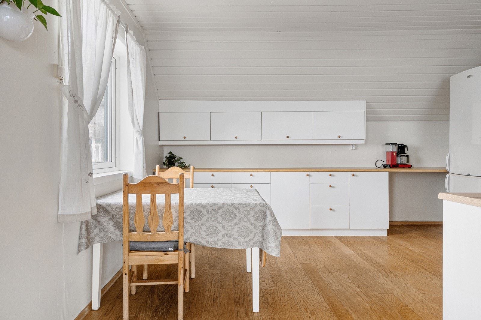 Kjøkkenet i øvre plan har en god utforming og her er det også plass til spisebord.