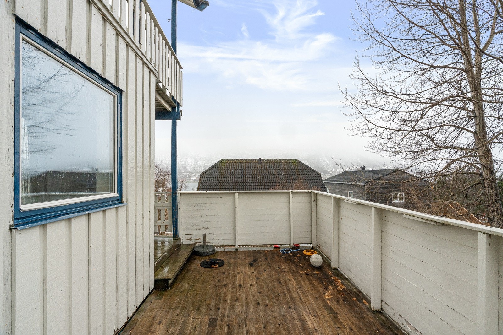 Fra stue i første plan er det utgang til en stor terrasse som strekker seg langs to sider av boligen.