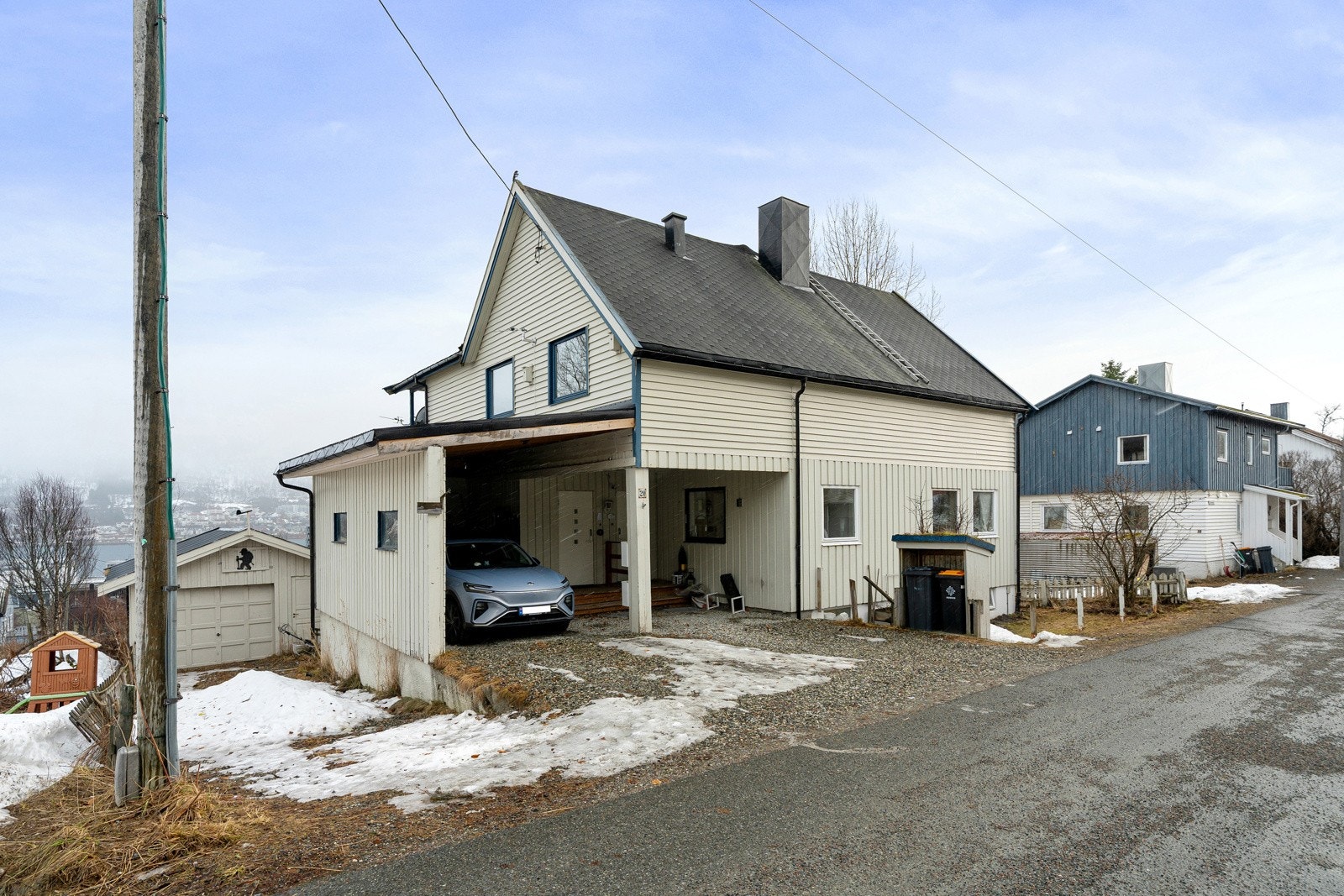 Boligen strekker seg over tre plan og har fin beliggenhet i rolig gate - med umiddelbar nærhet til Tromsø sentrum.