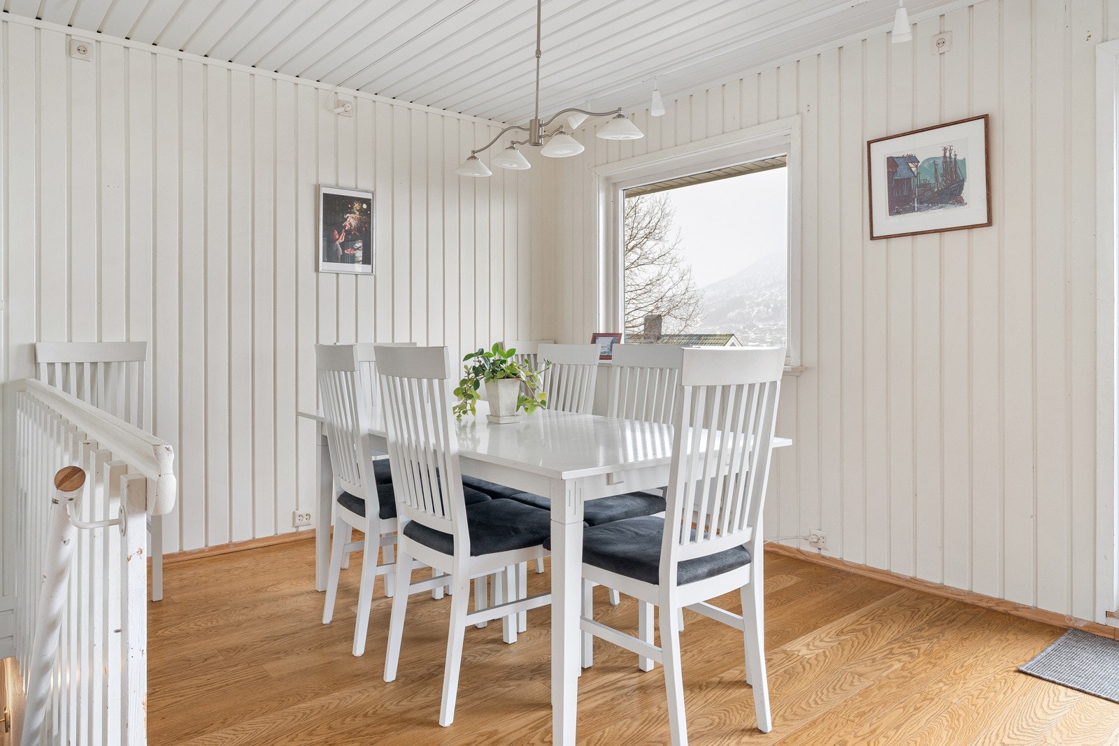 Stuen er romslig og har god plass til stor spisegruppe for hele familien.