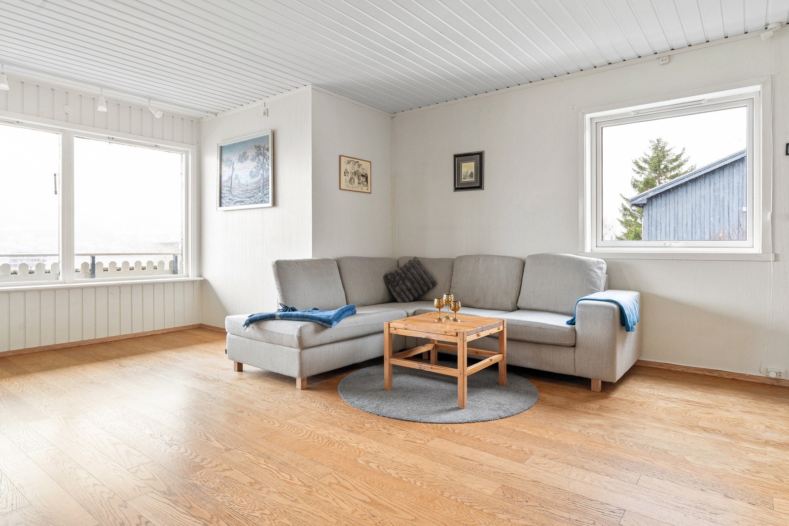 Boligen har 2 separate leiligheter. Leilighet i øvre plan med romslig stue med vinduer i to himmelretninger som gir gode lysforhold