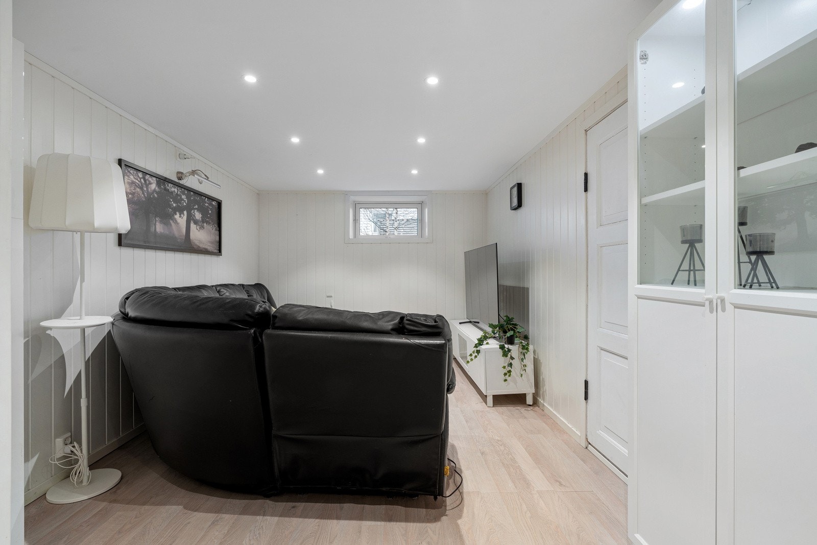 Kjellerstuen har gulvvarme og god plass til sofa og tv-møbler