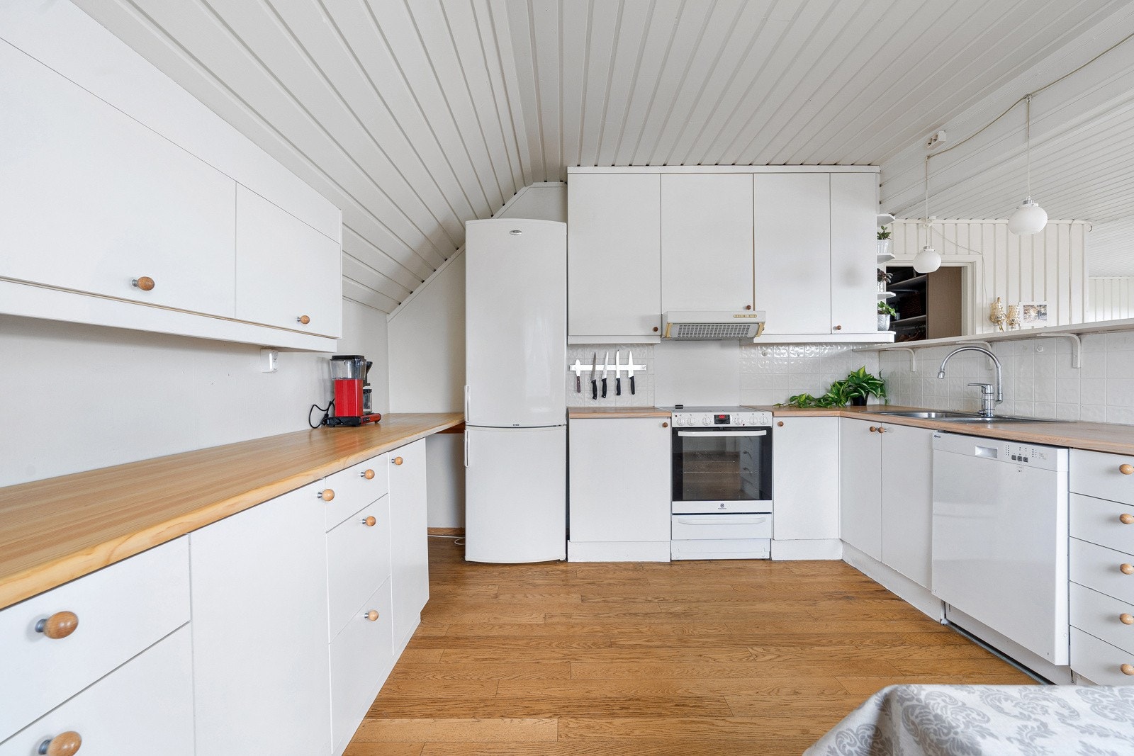 Praktisk kjøkken fra ca. 2008 med lyse fronter og rikelig med skap- og benkeplass