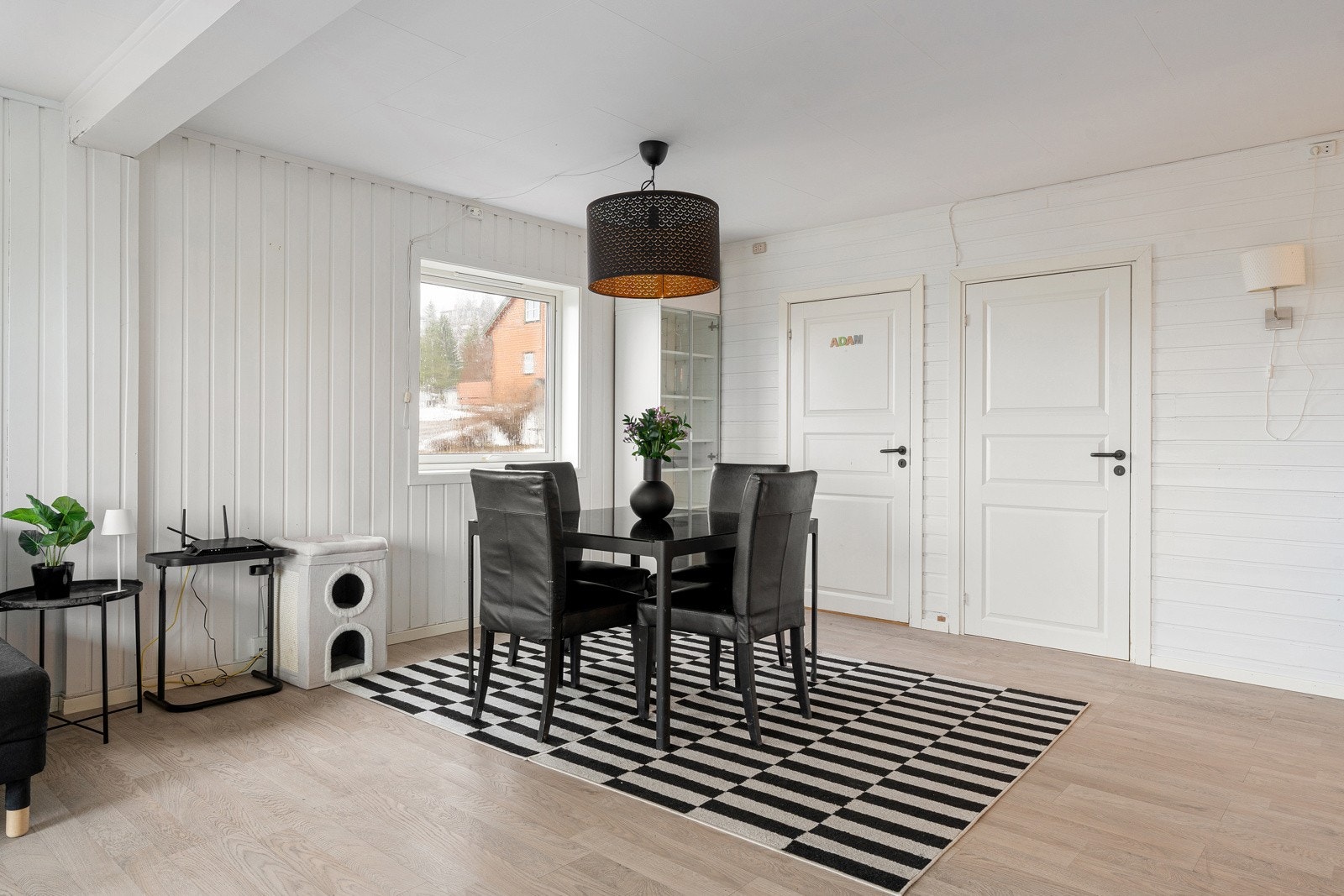 Stuen er romslig og gir flere møbleringsmuligheter