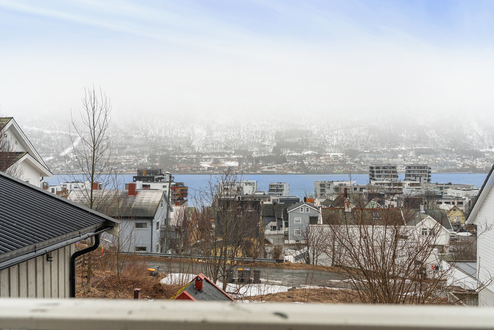Det er nydelig utsikt fra boligen mot Fjellheisen, Tromsøysundet og fastlandet.