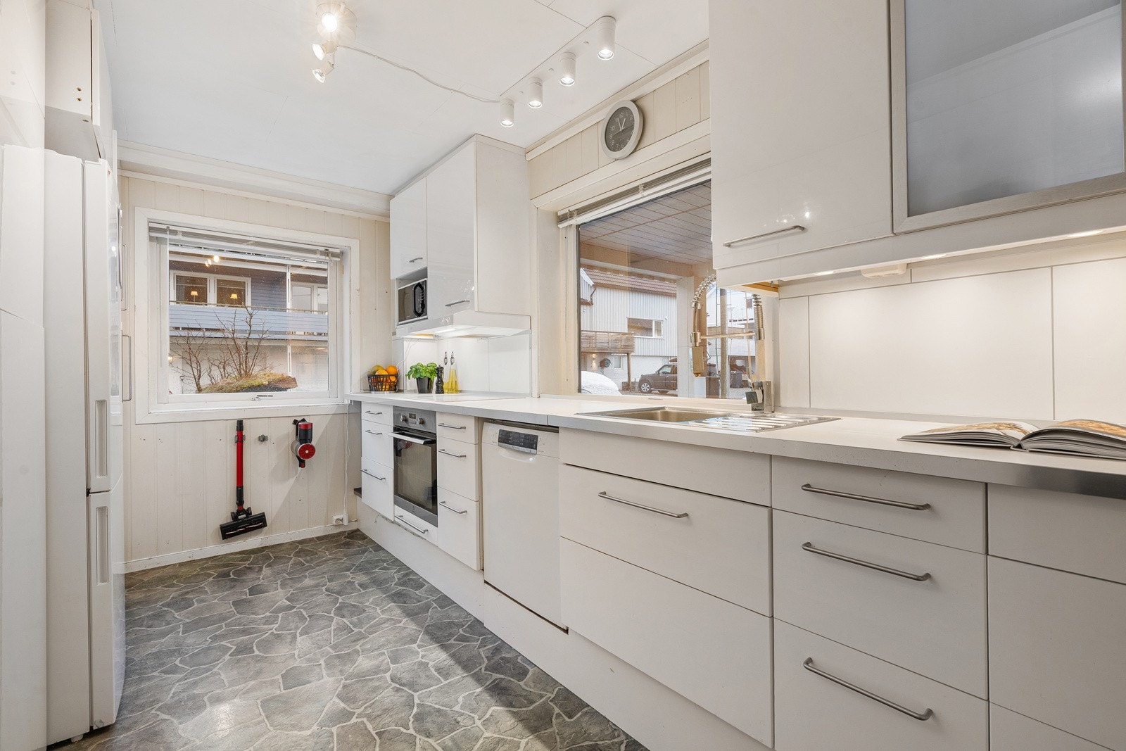 Kjøkken i første plan er nytt fra ca. 2010 og har en funksjonell utforming