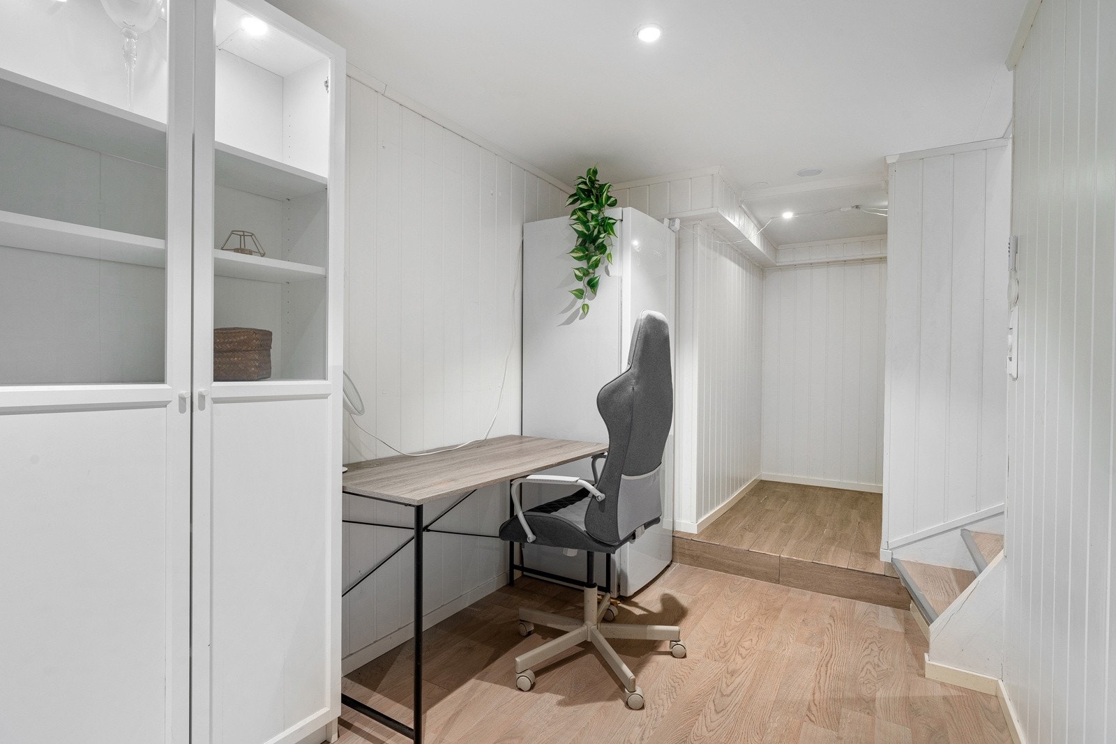 Kjelleretasjen har flere boder og rom som er innredet. Kjellerstue er ikke godkjent til varig opphold men kan kan benyttes som hobbyrom