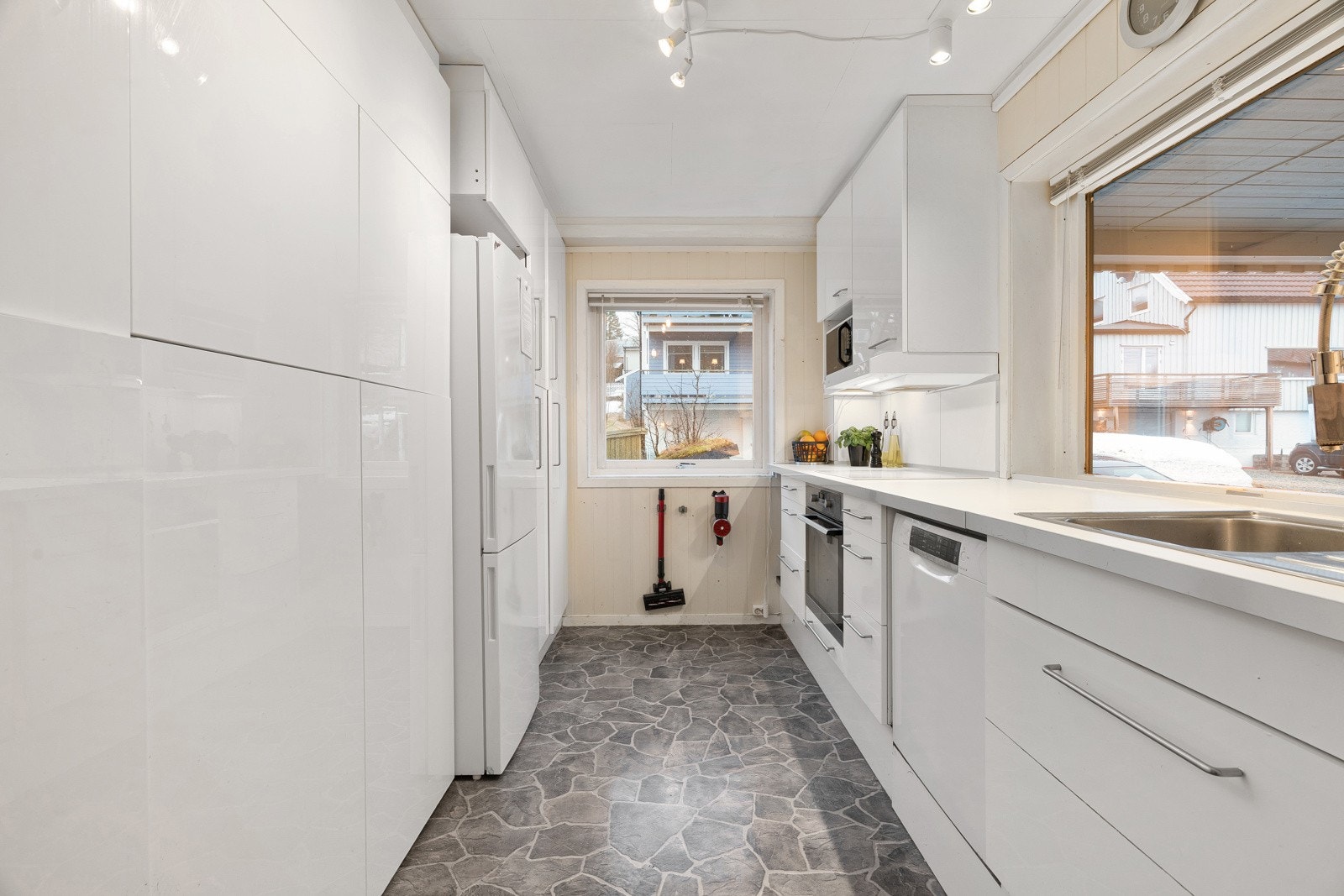 Kjøkkenet er praktisk og har rikelig med skap- og benkeplass.