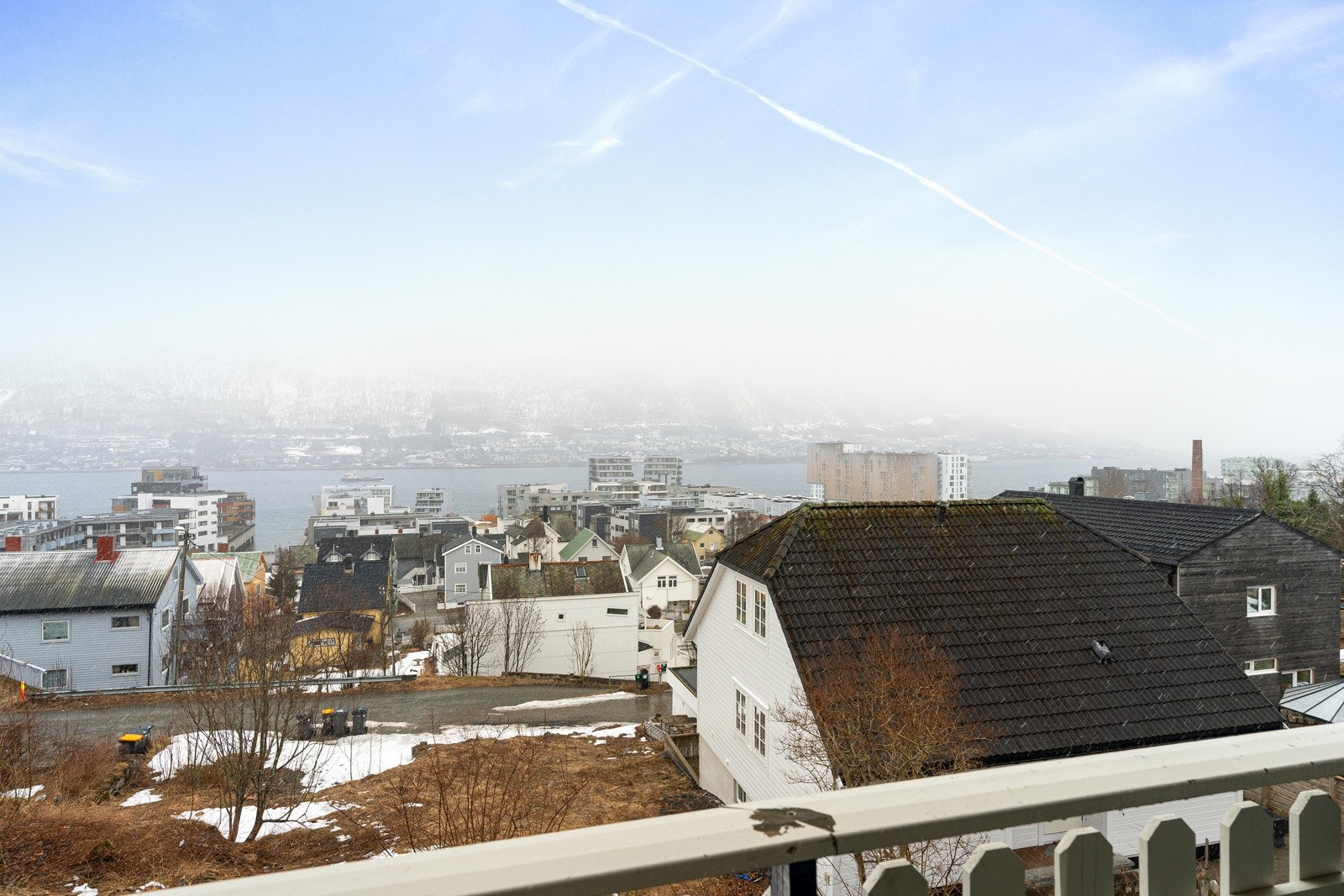 Fra stuen i øvre plan er det utgang til balkong med fin utsikt mot øst!