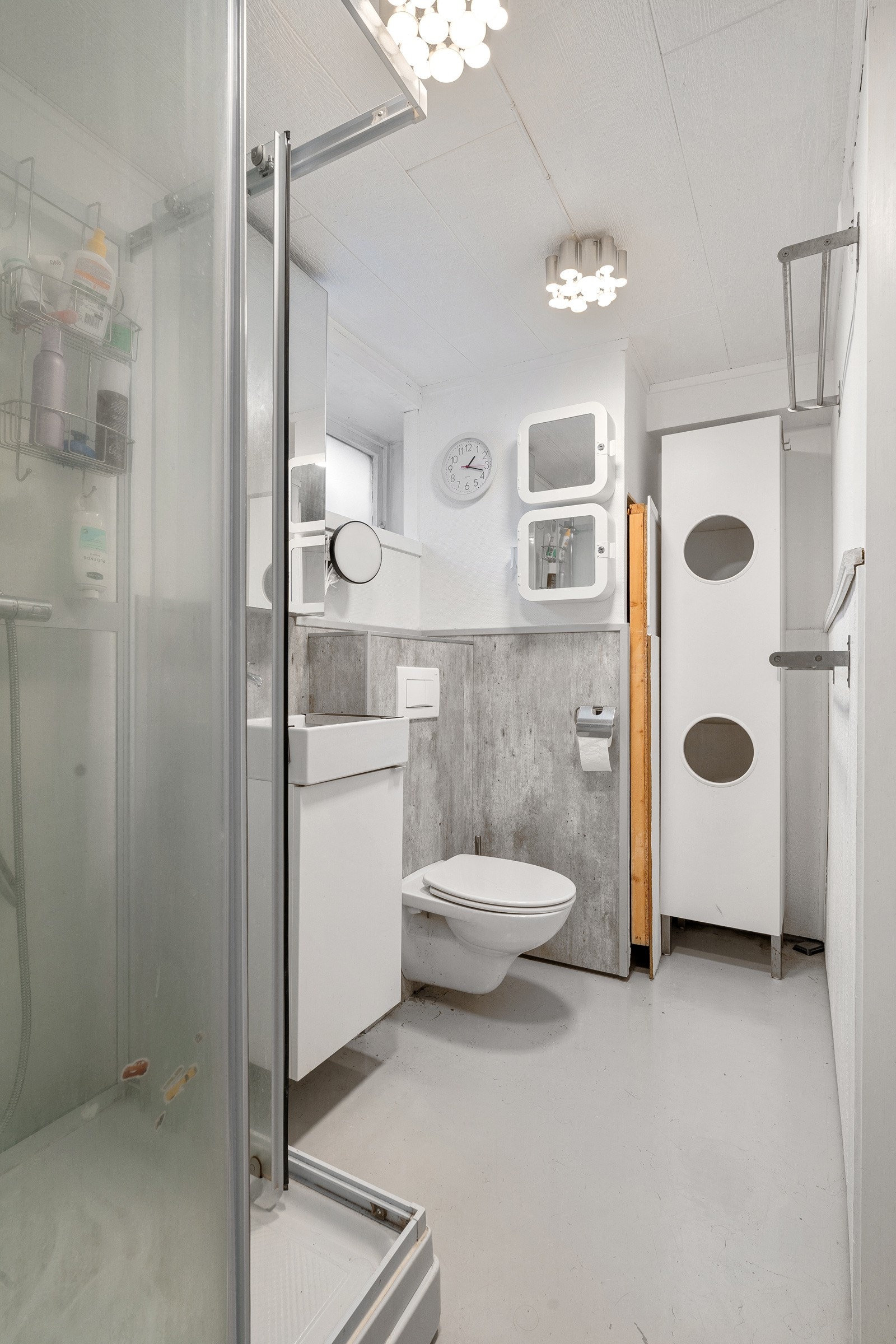 Enda et bad i kjelleretasjen kommer godt med! Badet i kjeller har malt gulv, vegghengt wc og baderomsinnredning, samt dusjkabinett