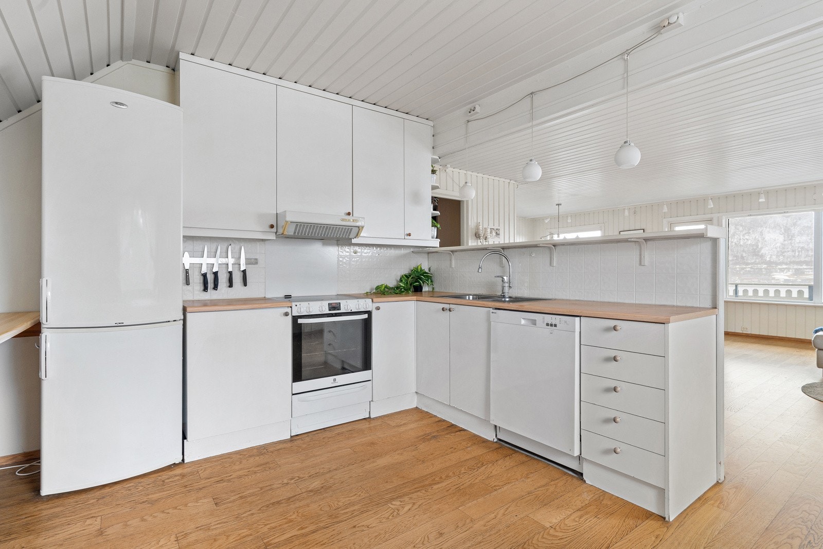 Kjøkkenet er i åpen løsning mot stue