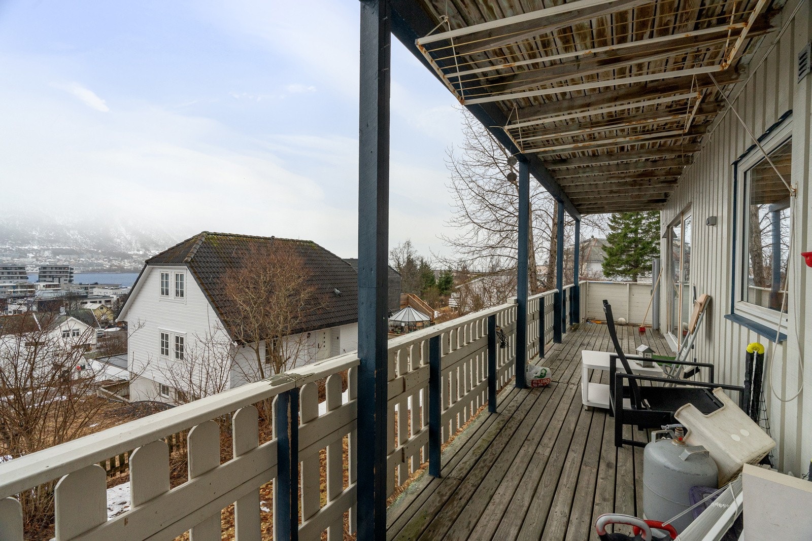 Fra stuen er det utgang til balkong med utsikt mot Tromsdalen.