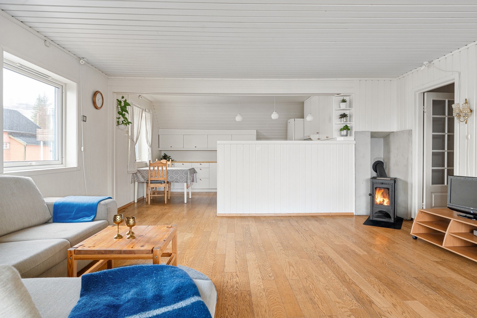 Stuen har vedfyring, som gir behagelig varme året rundt!