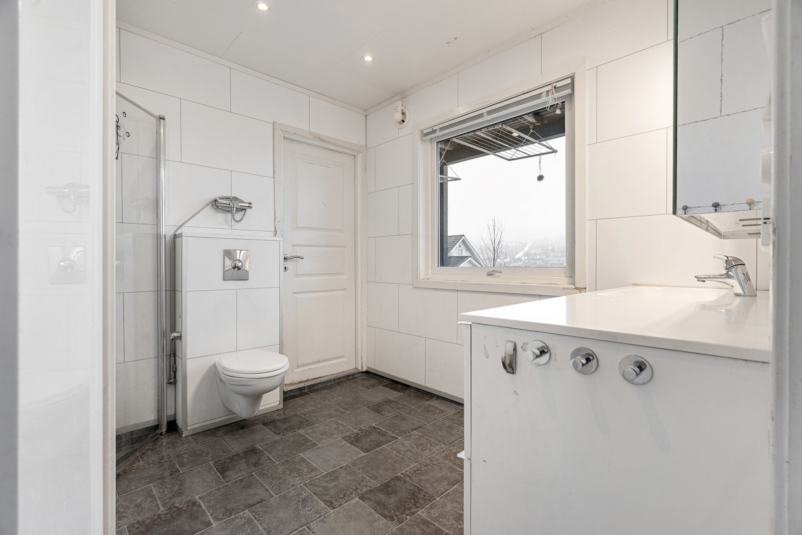 Badet i hovedetasjen er av god størrelse. Badet må påregnes oppgradert.