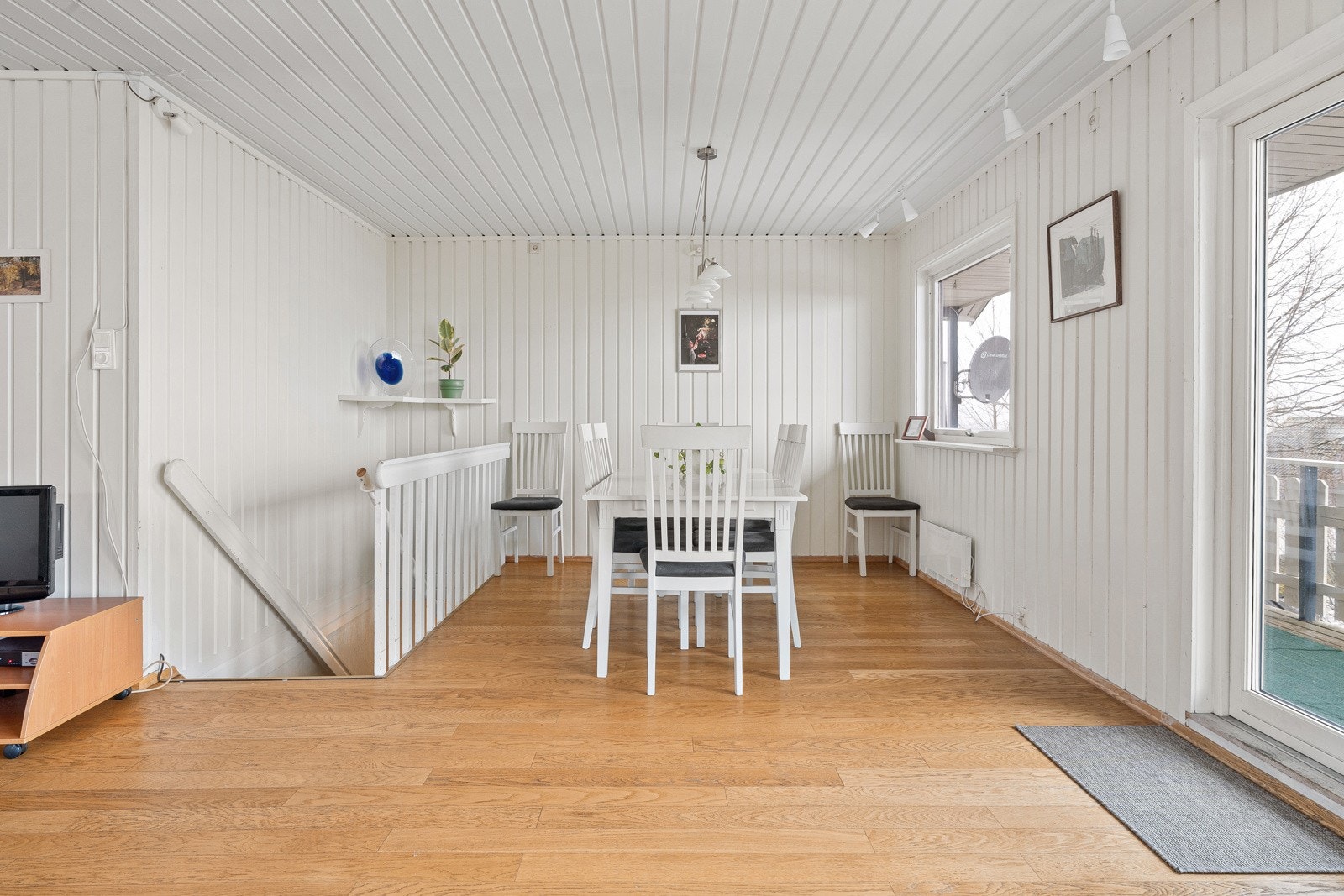 Fra stue er det utgang til en stor, takoverbygd balkong på ca. 20 kvm med nydelig utsikt!