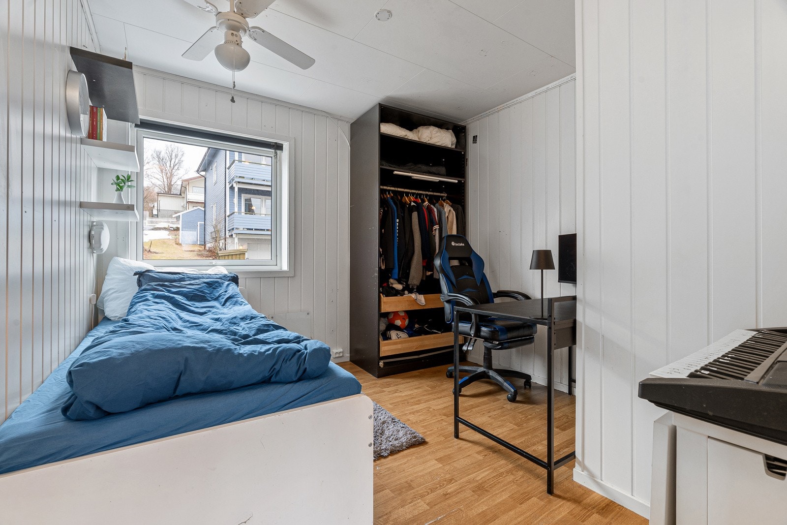 Soverom 2. Det var opprinnelig et stort soverom, som er delt i to med lettvegg (ikke omsøkt).