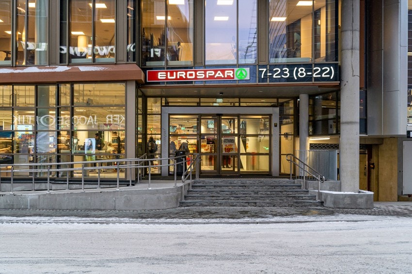 Det er kort vei til flere dagligvarebutikker, som Kiwi i Balsfjordgata og Eurospar ved Nerstranda med ferskvaredisk.