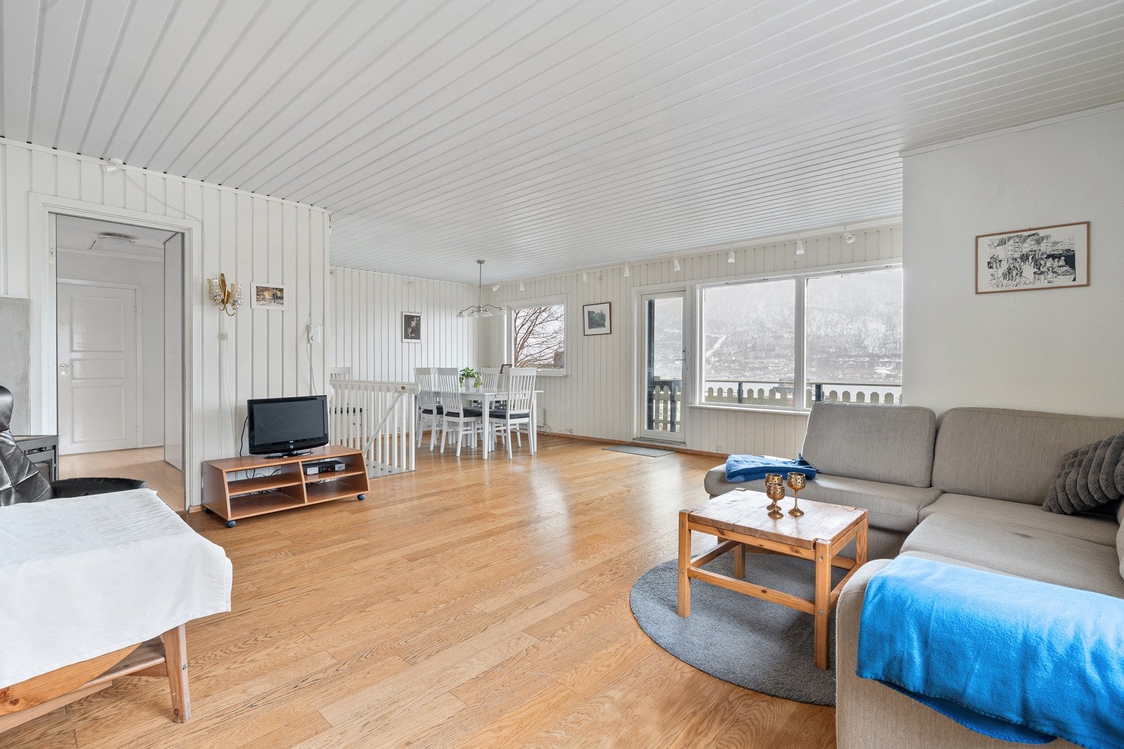 Stuen er av god størrelse og fremstår som lys og innbydende