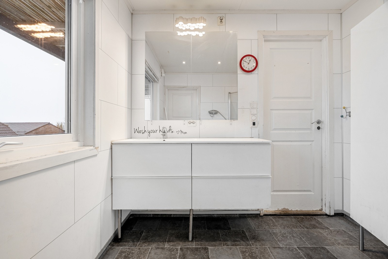 Baderomsinnredning med servant, speil og ellers god oppbevaringsplass i skuffer