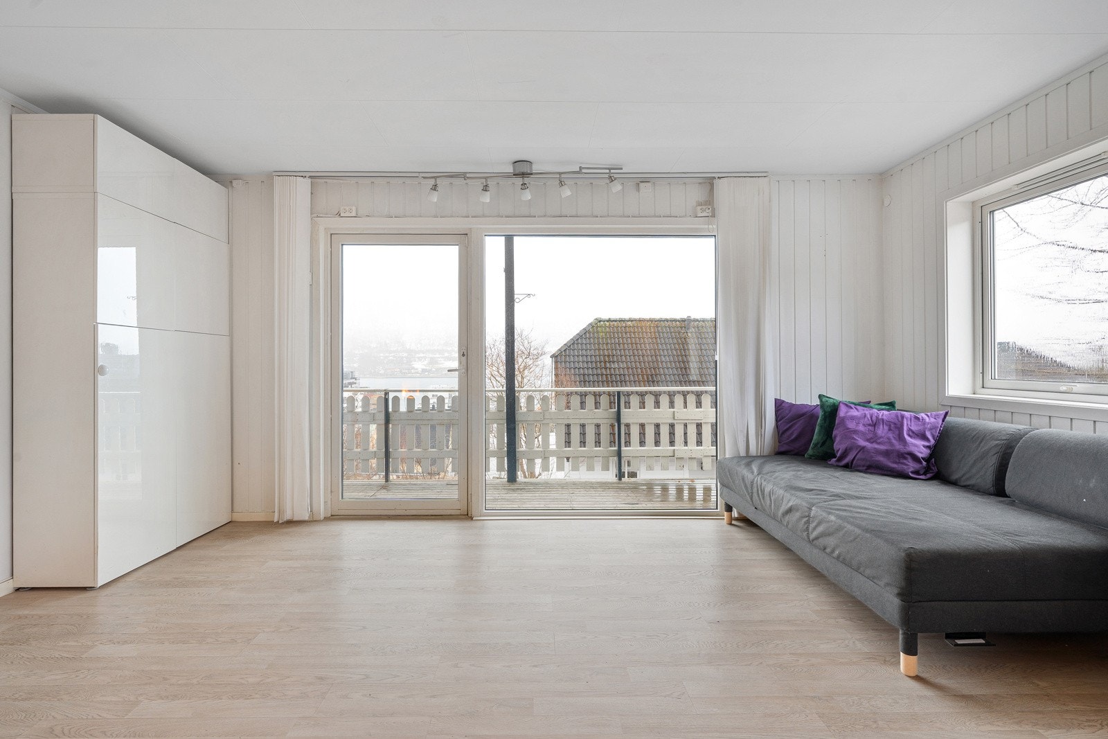 Stuen har vinduer i to himmelretninger og store vindusflater som gir rikelig lysinnslipp.